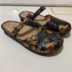 Alegria: Multicolor Textured Mules